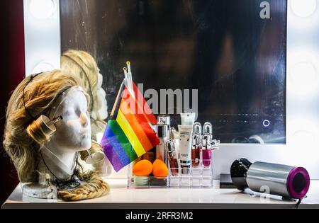 AMSTERDAM - Dylano se prépare à ouvrir la station de changement à Amsterdam Central en tant que Reine Elsa. Avec cet emplacement, la NS offre un vestiaire avec penderie, cabines d’essayage, postes de maquillage et lavabos pour les visiteurs Pride pour qui c’est encore un pas de trop pour quitter la maison complètement habillée. ANP EVA PLEVIER netherlands Out - belgique Out Credit : ANP/Alamy Live News Banque D'Images