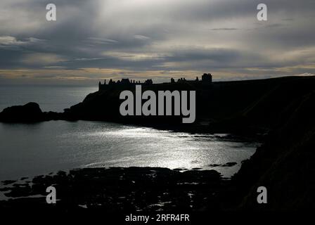 Photographie couleur du château de Dunnottar et de la baie de Castle Haven en silhouette, près de Stonehaven, Écosse, Royaume-Uni, 2022. Banque D'Images