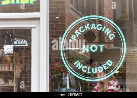 Emballage non inclus affiche dans la vitrine Zero Waste Shop, Angleterre, Royaume-Uni. Réduction des plastiques à usage unique, durabilité Banque D'Images