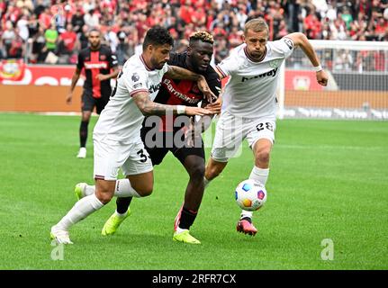 Leverkusen, Allemagne. 05 août 2023. Football : matchs d'essai, Bayer Leverkusen - West Ham United, à BayArena, Victor Boniface de Leverkusen (M) combat Emerson Palmieri de West Ham (l). Crédit : Roberto Pfeil/dpa/Alamy Live News Banque D'Images