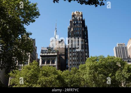 Le Bryant Park Hotel présente des détails architecturaux et fait face au Bryant Park, 2023, New York, États-Unis Banque D'Images