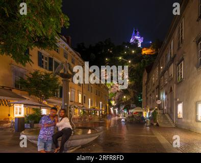 Graz : place Schloßbergplatz, vieille ville, escaliers Kriegssteig, colline Schlossberg, Uhrturm (tour de l'horloge) dans la région Graz, Steiermark, Styrie, Autriche Banque D'Images