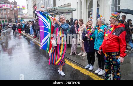 Brighton Royaume-Uni 5 août 2023 - des milliers de personnes participent à la Brighton & Hove Pride Parade malgré le temps épouvantable causé par la tempête Antoni qui bat les arts de la Grande-Bretagne aujourd'hui avec des vents forts et de la pluie : Credit Simon Dack / Alamy Live News Banque D'Images