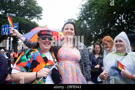 Brighton UK 5 août 2023 - des milliers de personnes prennent de l'art dans la Brighton & Hove Pride Parade malgré le temps terrible causé par la tempête Antoni qui bat les arts de la Grande-Bretagne aujourd'hui avec des vents forts et de la pluie : Credit Simon Dack / Alamy Live News Banque D'Images