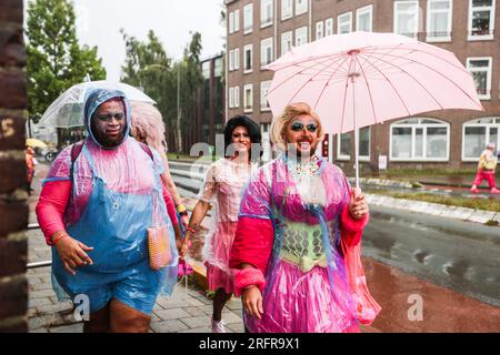 AMSTERDAM - participants sous la pluie pendant la Parade du Canal. La parade de bateaux avec quatre-vingts navires fait partie des deux premières semaines Queer & Pride. ANP EVA PLEVIER netherlands Out - belgique Out Credit : ANP/Alamy Live News Banque D'Images