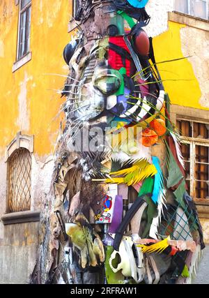 Demi-sculpture de lapin par Bordalo II à Gaia près de Porto, Portugal Banque D'Images