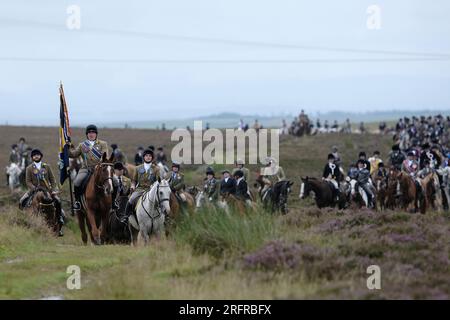 Lauder, Royaume-Uni. 05 août 2023. Lauder Common Riding Festival Day 2023 : : Sam 3 août 2023. Cornet mène la cavalcade autour de The Burgh : Cornet 2023 Jake Mirley devant plus de 210 followers montés sur Lauder Moor se dirigeant vers le supporteur de la main droite Watering Stane Elliot Balson, Cornet 2022 supporteur de la main gauche Chris Purves, Cornet 2019 crédit : Rob Gray/Alamy Live News Banque D'Images