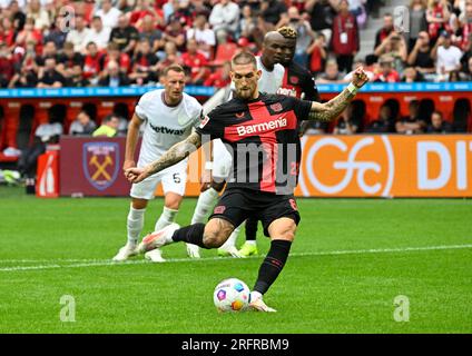 Leverkusen, Allemagne. 05 août 2023. Football : matchs d'essai, Bayer Leverkusen - West Ham United, à BayArena, Robert Andrich de Leverkusen marque 4:0 au penalty kick. Crédit : Roberto Pfeil/dpa/Alamy Live News Banque D'Images