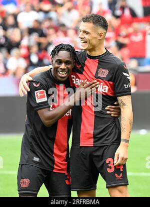 Leverkusen, Allemagne. 05 août 2023. Football : matchs d'essai, Bayer Leverkusen - West Ham United, à la BayArena, Jeremie Frimpong de Leverkusen embrasse son nouveau collègue granit Xhaka (r). Crédit : Roberto Pfeil/dpa/Alamy Live News Banque D'Images