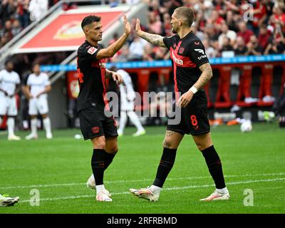 Leverkusen, Allemagne. 05 août 2023. Football : matchs d'essai, Bayer Leverkusen - West Ham United, à la BayArena, Robert Andrich de Leverkusen et granit Xhaka (l) acclament après le 4:0. Crédit : Roberto Pfeil/dpa/Alamy Live News Banque D'Images