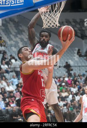 Jakarta, Indonésie. 5 août 2023. Jerome Anthony Beane Jr (en haut), de l’Indonésie, contre Emiliano Basabe, de la Syrie, lors du match international indonésien de basketball entre l’Indonésie et la Syrie à Jakarta, en Indonésie, le 5 août 2023. Crédit : Zulkarnain/Xinhua/Alamy Live News Banque D'Images