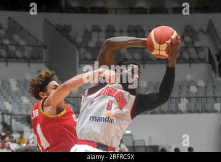 Jakarta, Indonésie. 5 août 2023. Jerome Anthony Beane Jr (R), de l’Indonésie, concourt avec Omar Idelbi, de la Syrie, lors du match international indonésien de basketball entre l’Indonésie et la Syrie à Jakarta, en Indonésie, le 5 août 2023. Crédit : Zulkarnain/Xinhua/Alamy Live News Banque D'Images