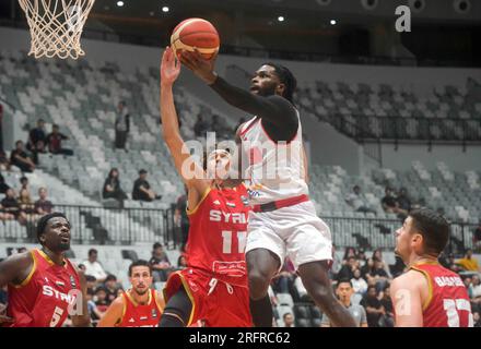 Jakarta, Indonésie. 5 août 2023. Jerome Anthony Beane Jr (top R) de l’Indonésie se lance pour un lay-up lors du match international indonésien de basketball sur invitation entre l’Indonésie et la Syrie à Jakarta, Indonésie, le 5 août 2023. Crédit : Zulkarnain/Xinhua/Alamy Live News Banque D'Images