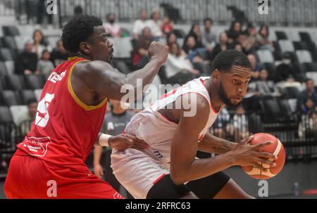 Jakarta, Indonésie. 5 août 2023. Marques Terrel Bolden (R), d’Indonésie, rivalise avec Brandon Jerome Peterson, de Syrie, lors du match international indonésien de basketball entre l’Indonésie et la Syrie à Jakarta, Indonésie, le 5 août 2023. Crédit : Zulkarnain/Xinhua/Alamy Live News Banque D'Images