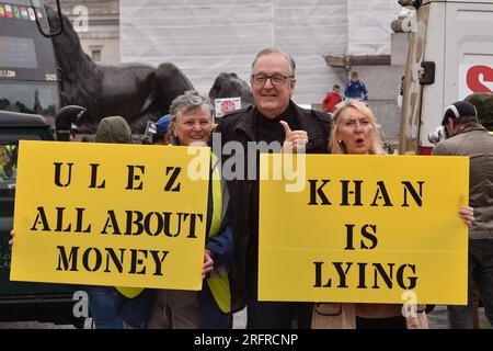 Londres, Angleterre, Royaume-Uni. 5 août 2023. Howard Cox, candidat à la mairie du Parti réformiste britannique, vu lors de la manifestation. Les manifestants anti-ULEZ se sont rassemblés à Trafalgar Square pour exiger la fin du mandat de Sadiq Khan en tant que maire de Londres et ont dénoncé l'expansion de la zone à ultra-faibles émissions de la ville, ou ULEZ, à travers Londres. (Image de crédit : © Thomas Krych/ZUMA Press Wire) USAGE ÉDITORIAL SEULEMENT! Non destiné à UN USAGE commercial ! Banque D'Images