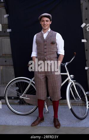 Jeune homme possing avec vélo rétro et tenue tweed à Tweed Run à Londres, 2019 , Royaume-Uni Banque D'Images