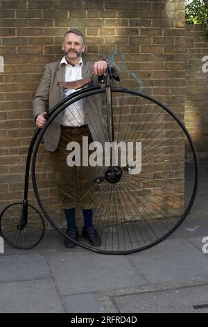 Homme passant avec Penny Farthing vélo. Banque D'Images