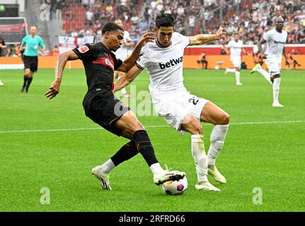 Leverkusen, Allemagne. 05 août 2023. Football : matchs d'essai, Bayer Leverkusen - West Ham United, à BayArena, amine Adli de Leverkusen (l) combat Nayef Aguerd de West Ham. Crédit : Roberto Pfeil/dpa/Alamy Live News Banque D'Images