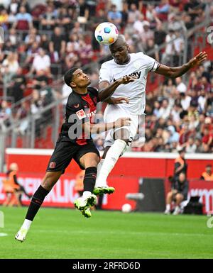 Leverkusen, Allemagne. 05 août 2023. Football : matchs d'essai, Bayer Leverkusen - West Ham United, à BayArena, amine Adli de Leverkusen (l) combat Angelo Ogbona de West Ham. Crédit : Roberto Pfeil/dpa/Alamy Live News Banque D'Images