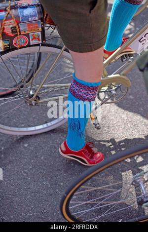 Chaussettes et chaussures colorées du participant à Tweed Run à Londres, Royaume-Uni Banque D'Images