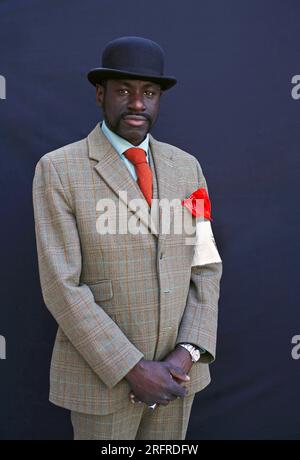 Élégant homme africain porter costumes et chapeau melon à Tweed Run à Londres, 2019 , Royaume-Uni. Banque D'Images