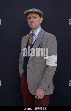 Homme possing en tenue vintage à Tweed Run à Londres, 2019 , Royaume-Uni Banque D'Images