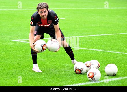 Leverkusen, Allemagne. 05 août 2023. Football : matchs d'essai, Bayer Leverkusen - West Ham United, à BayArena, Jonas Hofmann de Leverkusen distribue des balles aux spectateurs après le match. Crédit : Roberto Pfeil/dpa/Alamy Live News Banque D'Images