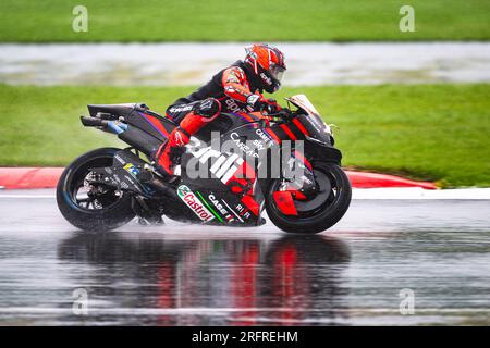 NORTHAMPTON, ROYAUME-UNI. 05 août 23. Maverick Vinales (ESP) d'Aprilia Racing en essais libres 2 lors du Grand Prix de Grande-Bretagne Monster Energy sur le circuit de Silverstone le samedi 05 août 2023 à NORTHAMPTON, EN ANGLETERRE. Crédit : Taka G Wu/Alamy Live News Banque D'Images