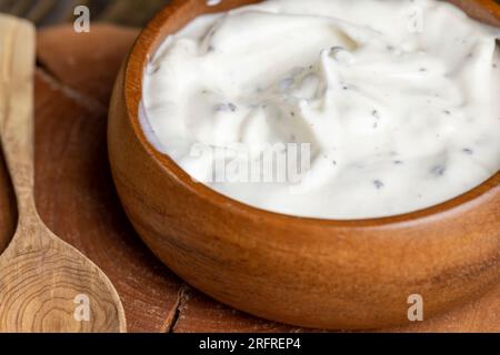 Yaourt à base de crème avec ajout de morceaux de chocolat et de chapelure, yaourt maison à base de produits laitiers avec du chocolat au lait Banque D'Images