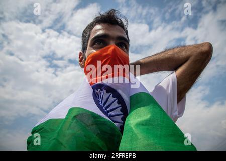Des soldats paramilitaires indiens se tiennent en garde devant le lieu alors que les partisans du parti Bharatiya Janata (BJP) célèbrent le quatrième anniversaire de l'abrogation de l'article 370 et du statut spécial du Jammu-et-Cachemire lors d'une réunion publique à Srinagar. Le gouvernement du Premier ministre indien Narendra Modi a abrogé l'article 370 le 5 août 2019, mettant fin au statut semi-autonome spécial de la région. Banque D'Images