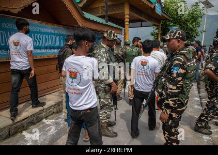 Un soldat paramilitaire indien se tient en garde devant le lieu alors que les partisans du parti Bharatiya Janata (BJP) célèbrent le quatrième anniversaire de l'abrogation de l'article 370 et du statut spécial du Jammu-et-Cachemire lors d'une réunion publique à Srinagar. Le gouvernement du Premier ministre indien Narendra Modi a abrogé l'article 370 le 5 août 2019, mettant fin au statut semi-autonome spécial de la région. Banque D'Images