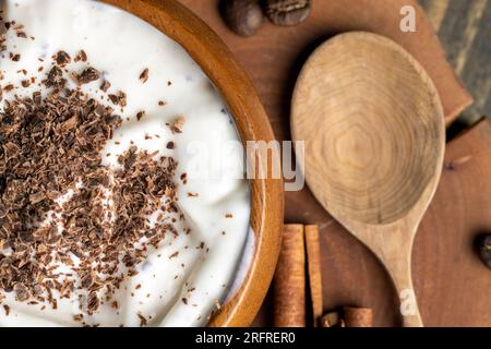 Yaourt à base de crème avec ajout de morceaux de chocolat et de chapelure, yaourt maison à base de produits laitiers avec du chocolat au lait Banque D'Images