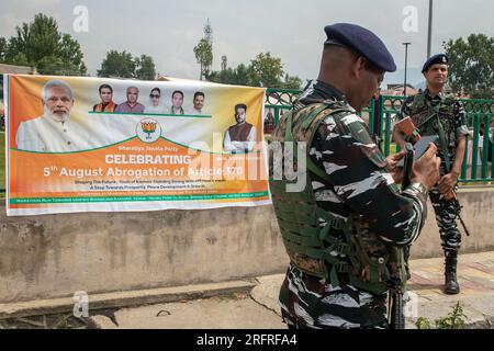 Srinagar, Inde. 04 août 2023. Des soldats paramilitaires indiens se tiennent en garde devant le lieu alors que les partisans du parti Bharatiya Janata (BJP) célèbrent le quatrième anniversaire de l'abrogation de l'article 370 et du statut spécial du Jammu-et-Cachemire lors d'une réunion publique à Srinagar. Le gouvernement du Premier ministre indien Narendra Modi a abrogé l'article 370 le 5 août 2019, mettant fin au statut semi-autonome spécial de la région. (Photo de Faisal Bashir/SOPA Images/Sipa USA) crédit : SIPA USA/Alamy Live News Banque D'Images