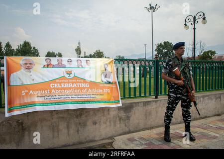 Srinagar, Inde. 04 août 2023. Un soldat paramilitaire indien se tient en garde devant le lieu alors que les partisans du parti Bharatiya Janata (BJP) célèbrent le quatrième anniversaire de l'abrogation de l'article 370 et du statut spécial du Jammu-et-Cachemire lors d'une réunion publique à Srinagar. Le gouvernement du Premier ministre indien Narendra Modi a abrogé l'article 370 le 5 août 2019, mettant fin au statut semi-autonome spécial de la région. (Photo de Faisal Bashir/SOPA Images/Sipa USA) crédit : SIPA USA/Alamy Live News Banque D'Images