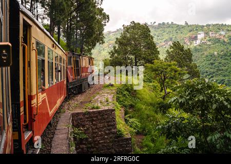 Himalayan Queen Toy train Kalka-Shimla route, se déplaçant sur le chemin de fer à la colline, parmi la forêt naturelle verte. shimla, Himachal Pradesh, Inde Banque D'Images