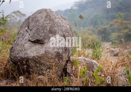 Fermer Un énorme rocher igné River Boulder contre un ciel lumineux Banque D'Images