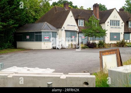 Ascot, Berkshire, Royaume-Uni. 4 août 2023. L'ancien restaurant Loch Fyne Seafood and Grill à Ascot, dans le Berkshire, est maintenant mis en place et la propriété franche est à vendre. Le restaurant Loch Fyne à Ascot a ouvert ses portes en août 2018, mais il a été fermé définitivement. Le restaurant Loch Fyne à Wokingham a également été fermé il y a quelques mois. Loch Fyne appartient à la chaîne de pubs Greene King. Selon leur site web, leurs autres restaurants à Édimbourg, Portsmouth, Woburn et York restent ouverts. Crédit : Maureen McLean/Alamy Live News Banque D'Images