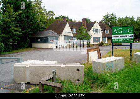 Ascot, Berkshire, Royaume-Uni. 4 août 2023. L'ancien restaurant Loch Fyne Seafood and Grill à Ascot, dans le Berkshire, est maintenant mis en place et la propriété franche est à vendre. Le restaurant Loch Fyne à Ascot a ouvert ses portes en août 2018, mais il a été fermé définitivement. Le restaurant Loch Fyne à Wokingham a également été fermé il y a quelques mois. Loch Fyne appartient à la chaîne de pubs Greene King. Selon leur site web, leurs autres restaurants à Édimbourg, Portsmouth, Woburn et York restent ouverts. Crédit : Maureen McLean/Alamy Live News Banque D'Images