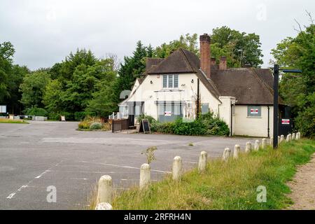 Ascot, Berkshire, Royaume-Uni. 4 août 2023. L'ancien restaurant Loch Fyne Seafood and Grill à Ascot, dans le Berkshire, est maintenant mis en place et la propriété franche est à vendre. Le restaurant Loch Fyne à Ascot a ouvert ses portes en août 2018, mais il a été fermé définitivement. Le restaurant Loch Fyne à Wokingham a également été fermé il y a quelques mois. Loch Fyne appartient à la chaîne de pubs Greene King. Selon leur site web, leurs autres restaurants à Édimbourg, Portsmouth, Woburn et York restent ouverts. Crédit : Maureen McLean/Alamy Live News Banque D'Images