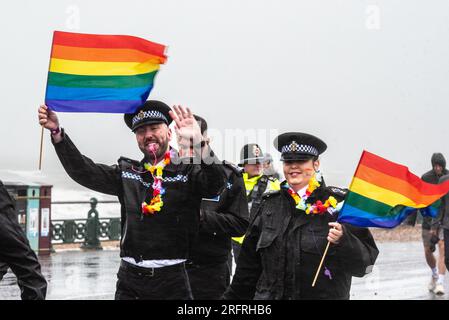 Brighton, Royaume-Uni. 5 août 2023. Des policiers riants au début de Brighton Pride Parade sur Hove Promenade ©Julia Claxton Banque D'Images