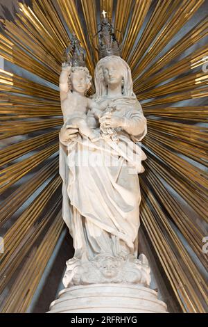 GENOVA, ITALIE - 6 MARS 2023 : la statue de marbre de la Vierge dans l'église Basilica della Santissima Annunziata del Vastato de Leonardo Mirano Banque D'Images