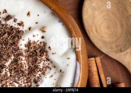 Yaourt à base de crème avec ajout de morceaux de chocolat et de chapelure, yaourt maison à base de produits laitiers avec du chocolat au lait Banque D'Images