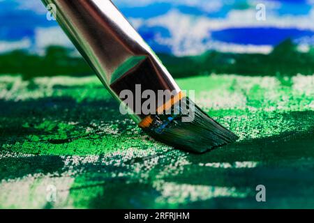 peintures et autres choses nécessaires pour le dessin, gros plan de peintures de différentes couleurs utilisées dans le travail créatif Banque D'Images