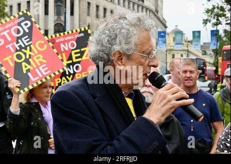 Londres, Royaume-Uni. Piers Corbyn. Des centaines de militants se sont rassemblés à Trafalgar Square pour protester contre le projet d'expansion ULEZ du maire de Londres, Sadiq Khan, avant son entrée en vigueur le 29 août 2023. Crédit : michael melia/Alamy Live News Banque D'Images