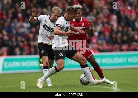 Morgan Rogers de Middlesbrough en action avec Shaun Hutchinson lors du Sky Bet Championship match entre Middlesbrough et Millwall au Riverside Stadium, Middlesbrough, le samedi 5 août 2023. (Photo : Mark Fletcher | MI News) crédit : MI News & Sport / Alamy Live News Banque D'Images