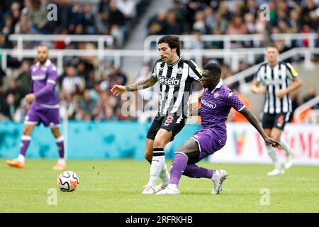 Sandro Tonali de Newcastle United et Alfred Duncan de Fiorentina se battent pour le ballon lors du match de la coupe Sela à St. James' Park, Newcastle-upon-Tyne. Date de la photo : Samedi 5 août 2023. Banque D'Images