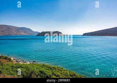 Vue panoramique sur l'île de Spinalonga avec mer calme. Ici se trouvaient des lépreux isolés, humains atteints de la maladie de Hansen, golfe d'Elounda, Crète, Grèce. Banque D'Images