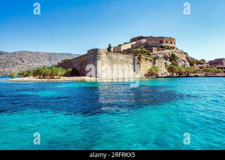 Vue panoramique sur l'île de Spinalonga avec mer calme. Ici se trouvaient des lépreux isolés, humains atteints de la maladie de Hansen, golfe d'Elounda, Crète, Grèce. Banque D'Images