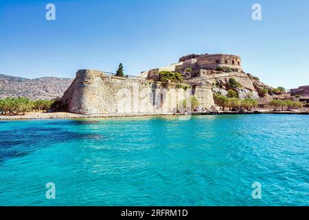 Vue panoramique sur l'île de Spinalonga avec mer calme. Ici se trouvaient des lépreux isolés, humains atteints de la maladie de Hansen, golfe d'Elounda, Crète, Grèce. Banque D'Images