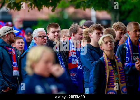 Drammen, Norvège, 05 août 2023. Les supporters de Vålerenga en ligne avant le match entre Strømsgodset et Vålerenga au Marienlyst Stadium de Drammen. Crédit : Frode Arnesen/Alamy Live News Banque D'Images